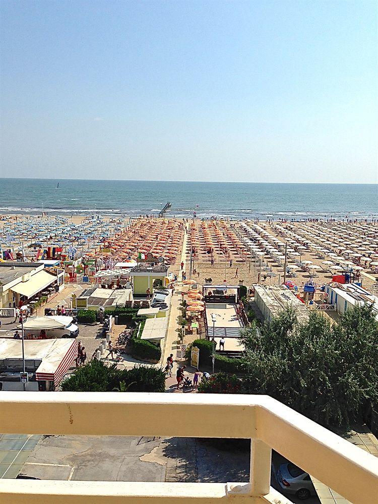 Hotel Carlton Beach Rimini Extérieur photo