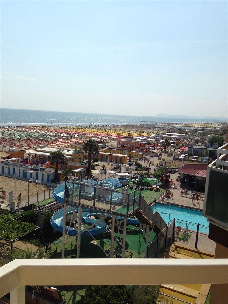 Hotel Carlton Beach Rimini Extérieur photo