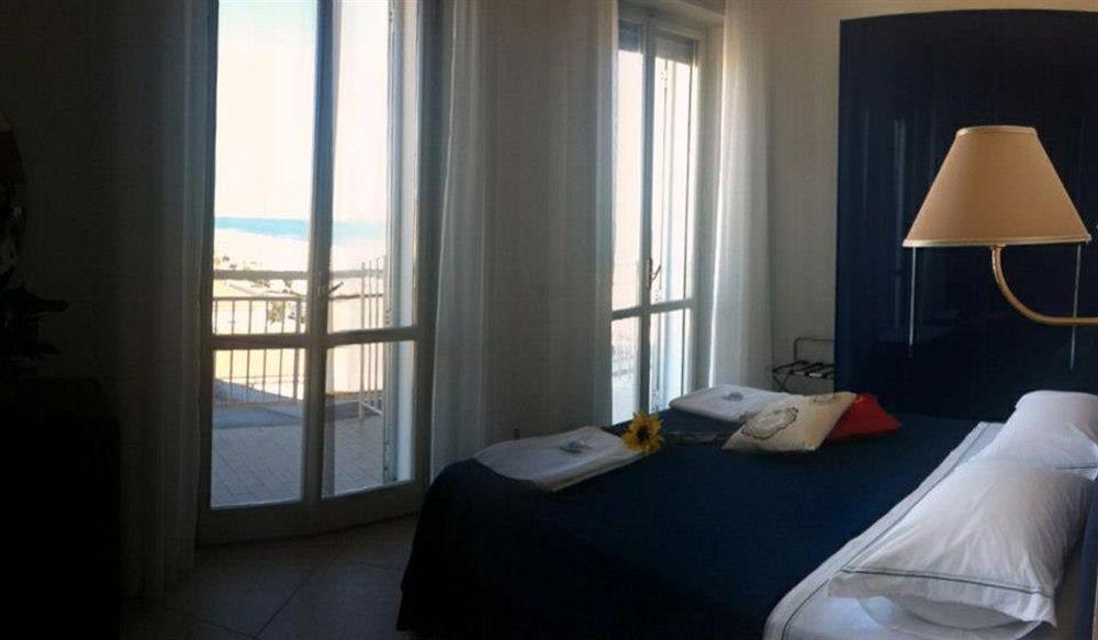 Hotel Carlton Beach Rimini Extérieur photo