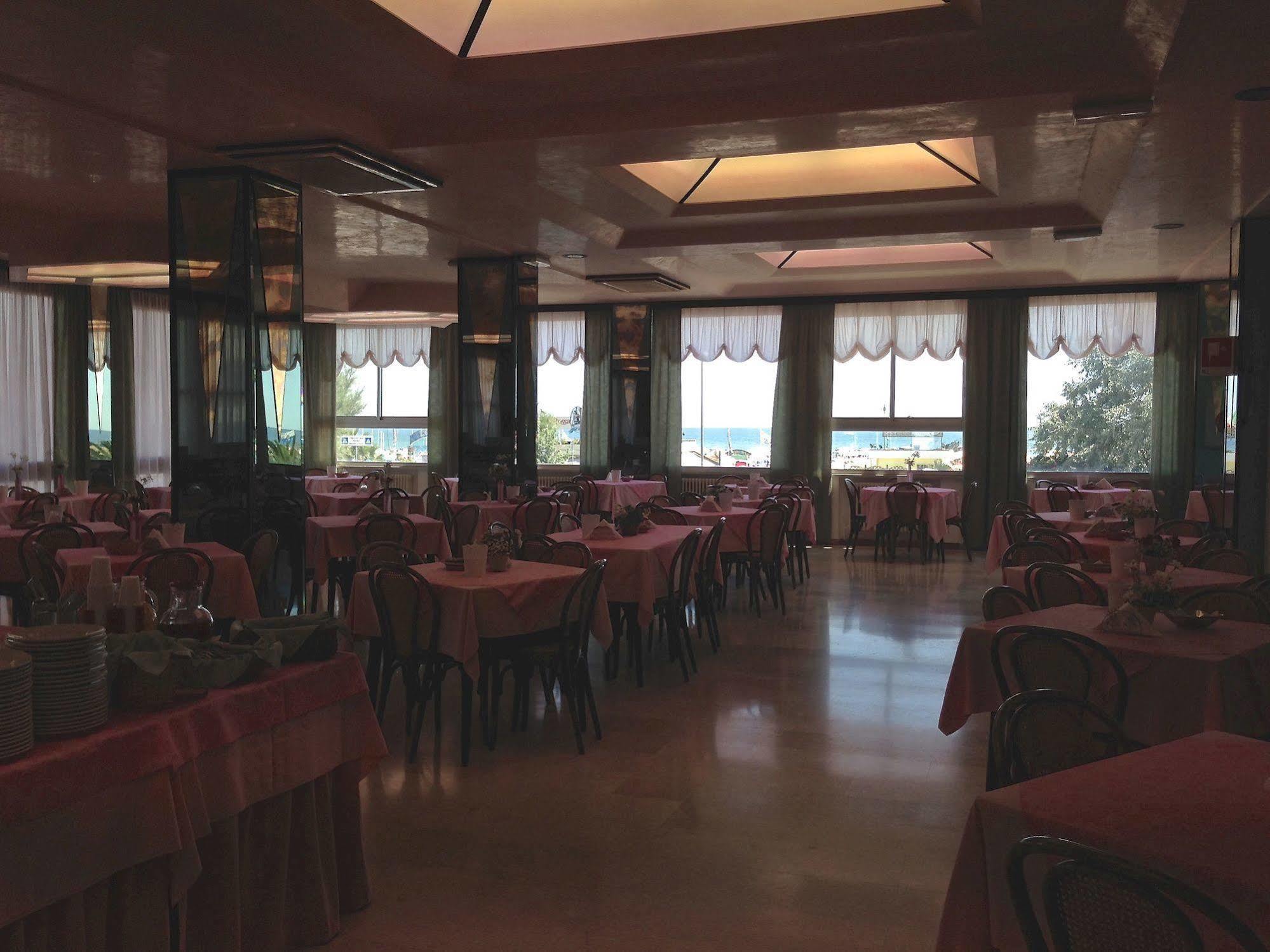 Hotel Carlton Beach Rimini Extérieur photo
