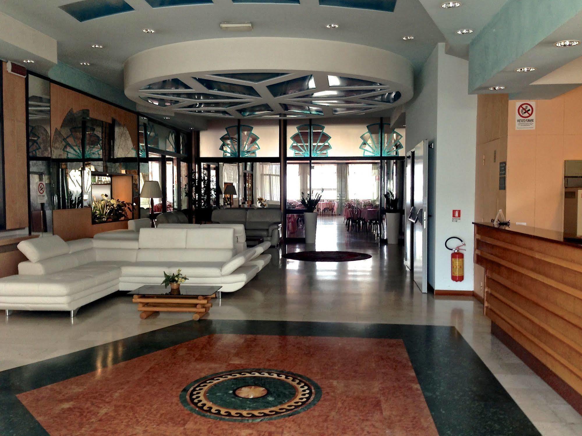 Hotel Carlton Beach Rimini Extérieur photo
