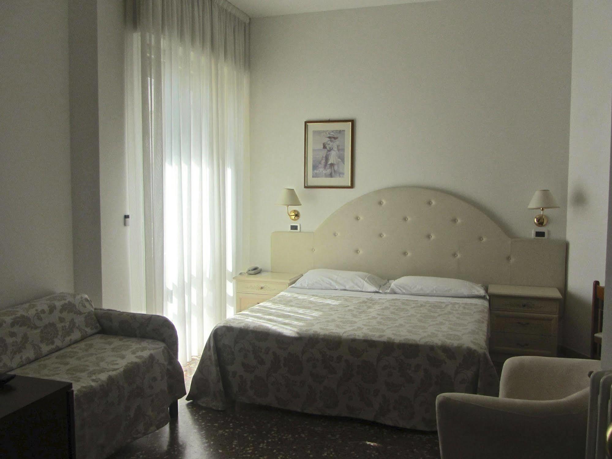 Hotel Carlton Beach Rimini Extérieur photo