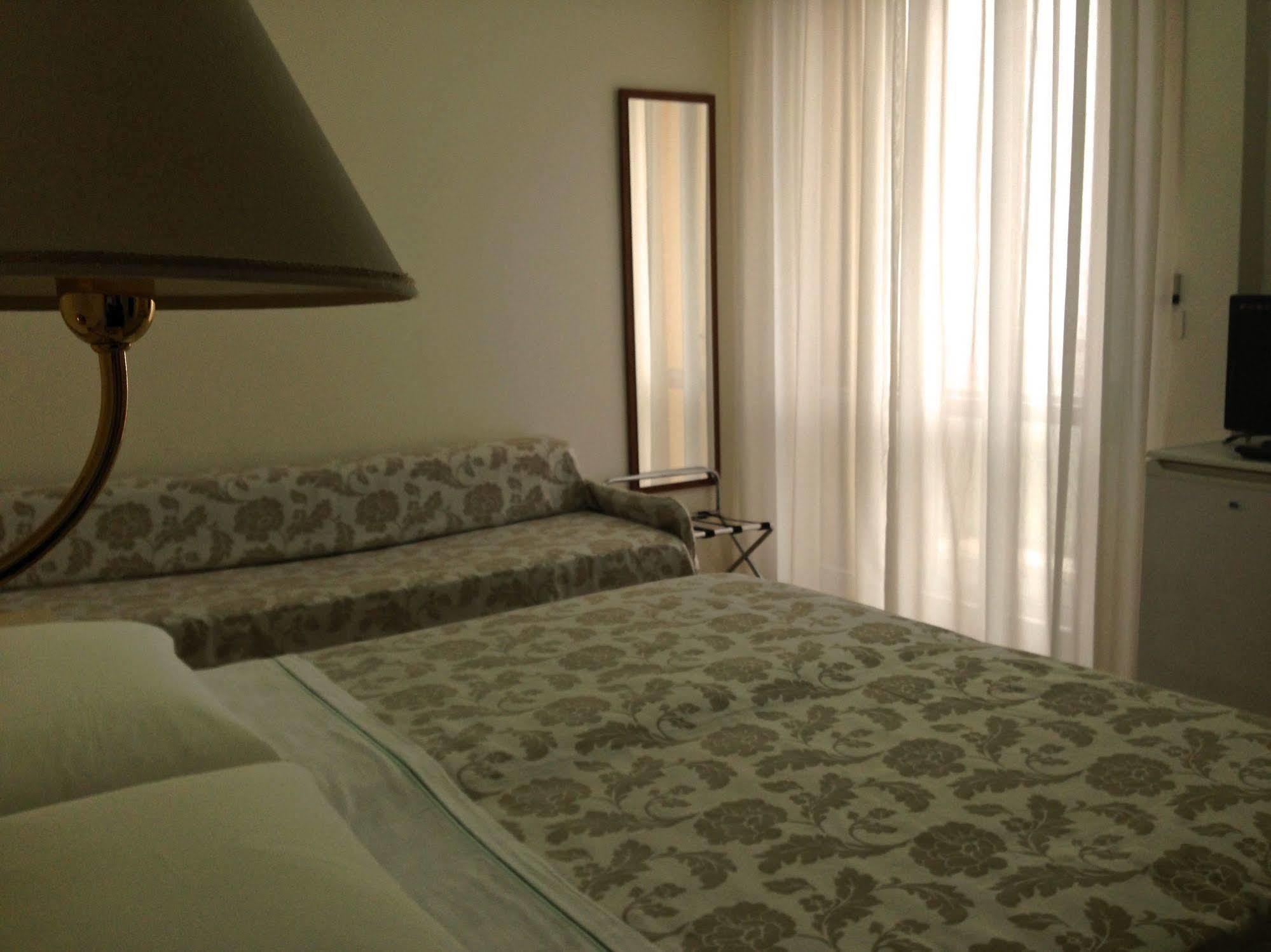 Hotel Carlton Beach Rimini Extérieur photo