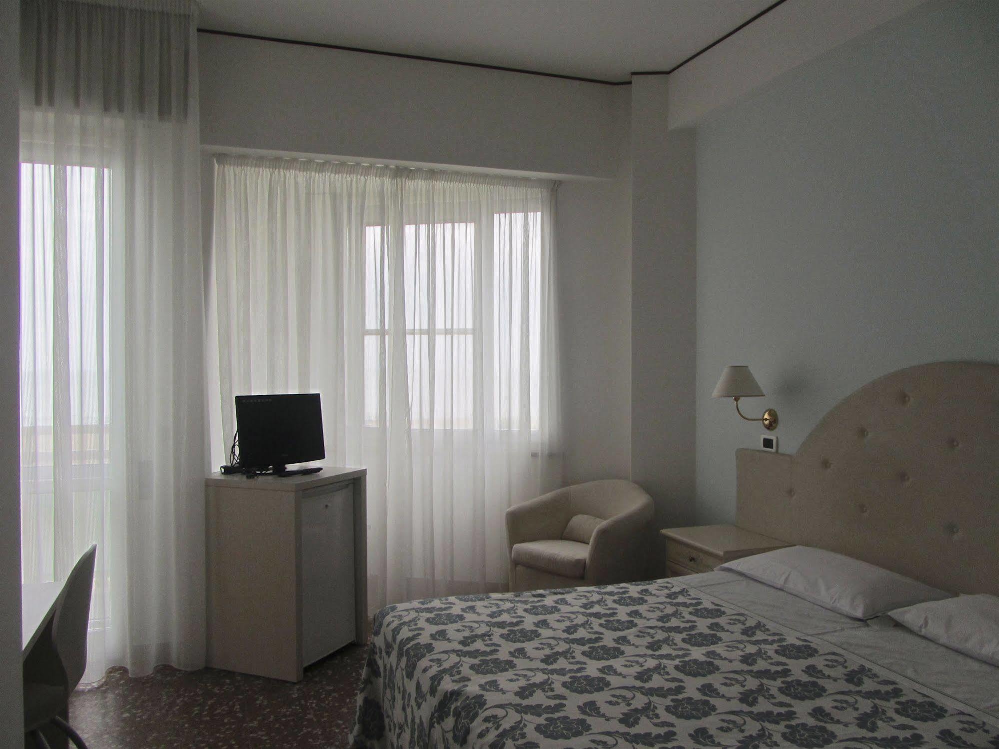 Hotel Carlton Beach Rimini Extérieur photo