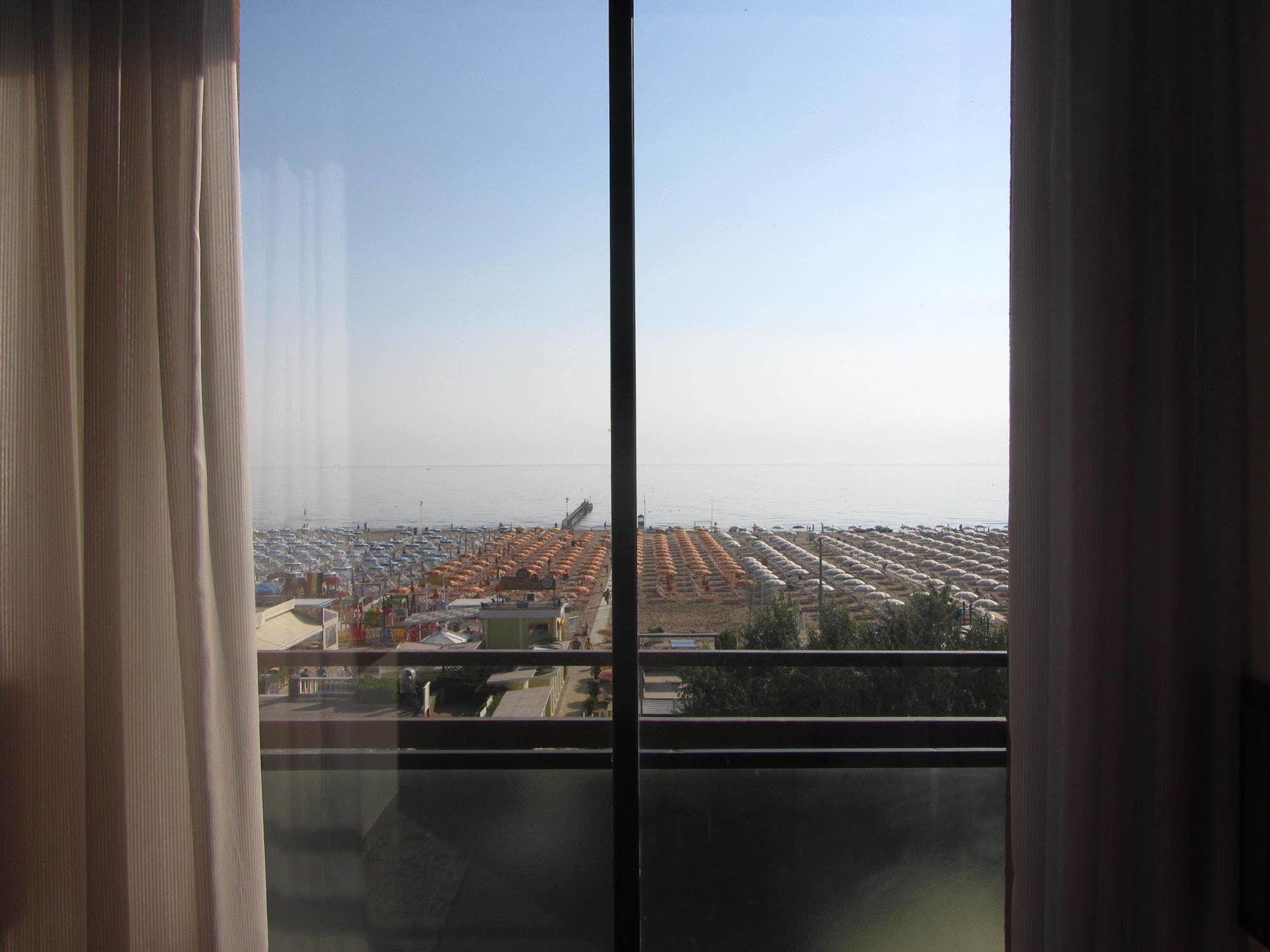 Hotel Carlton Beach Rimini Extérieur photo